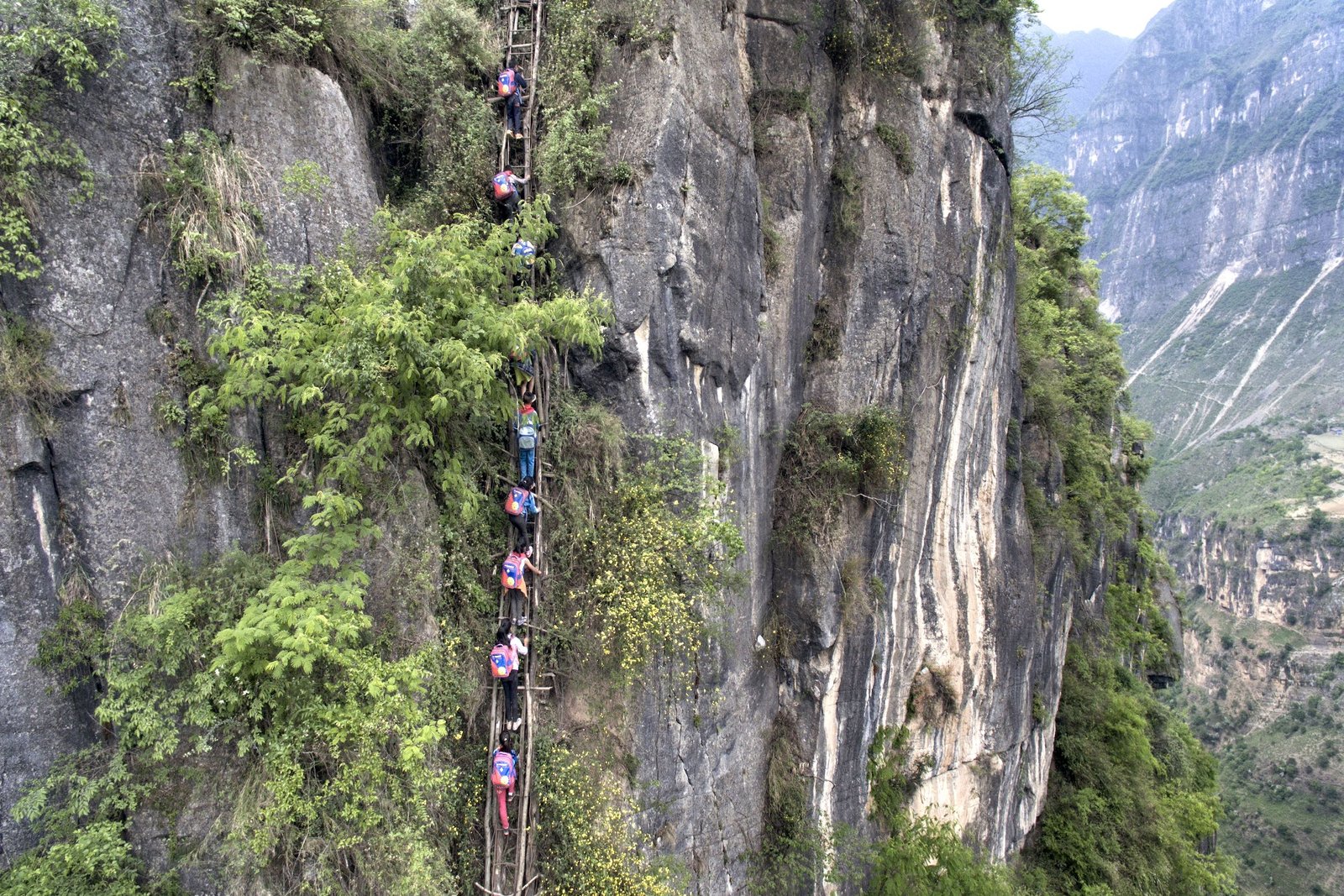 Way to the Cliff Village